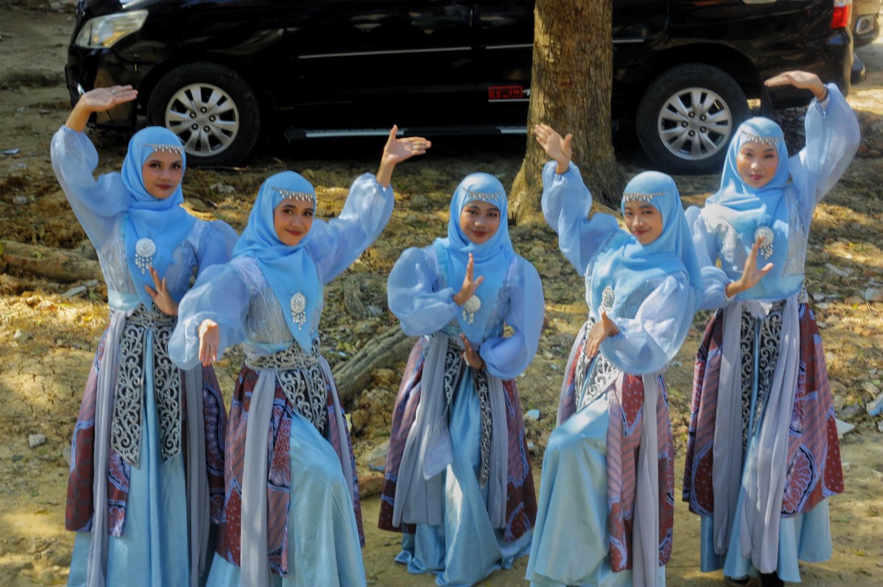 Tim Tari Smekdator Di Acara Wisuda Akbar Pondok Pesantren Darussalam